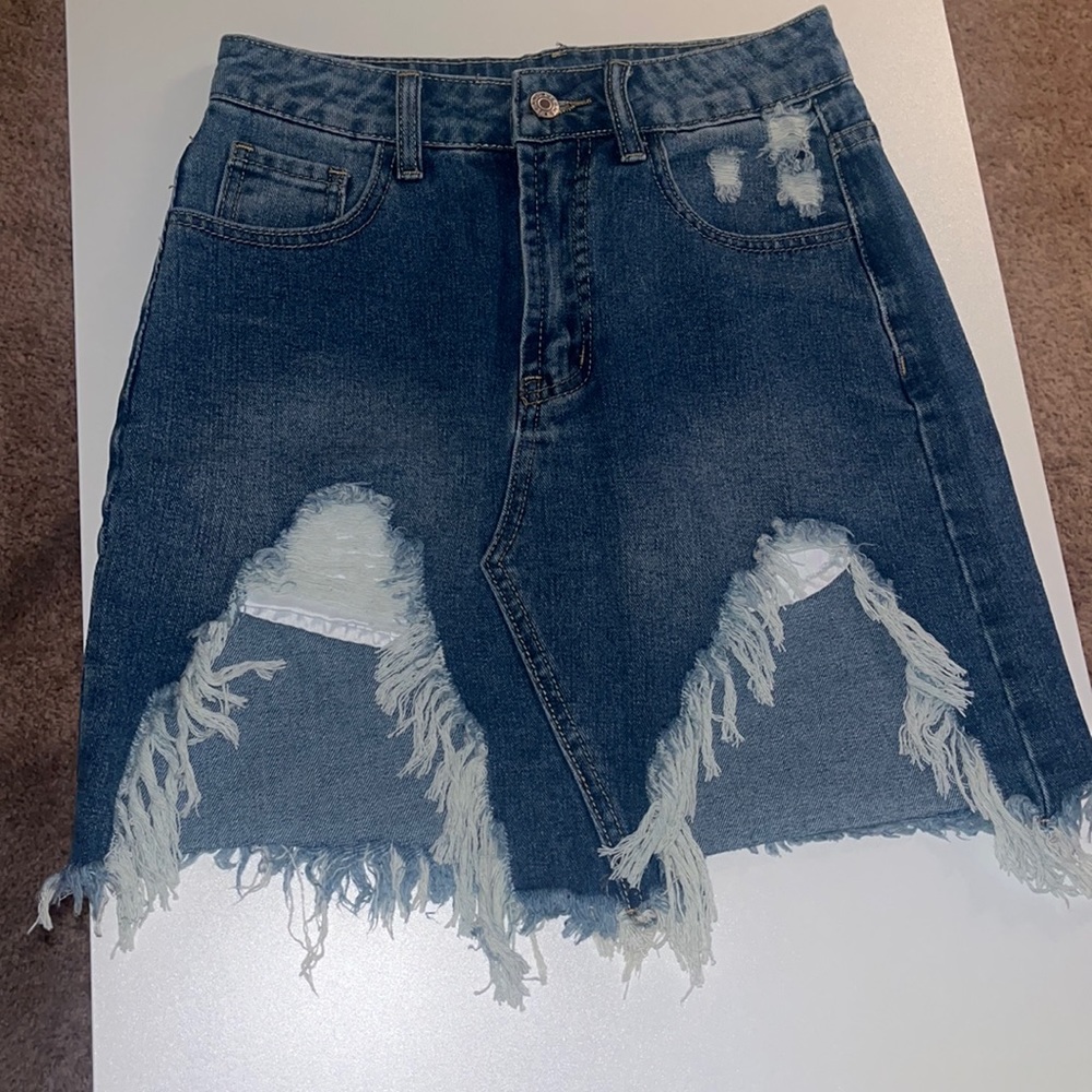 Ripped denim skirt nwt never worn 💙